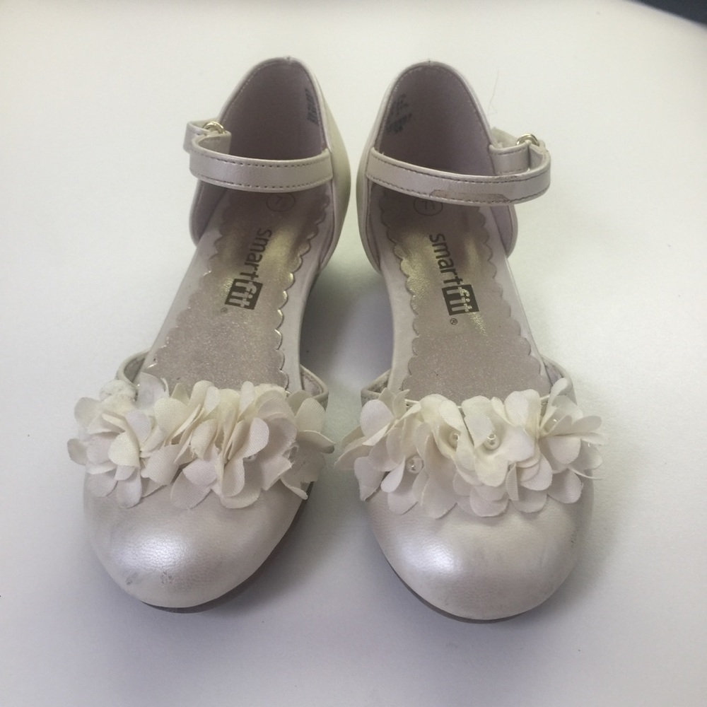 Girls toddler size 7.5 flower heels in ivory color